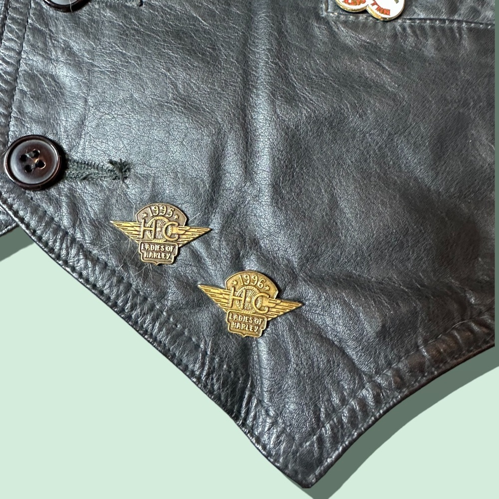Vintage Womens Harley Davidson Motorcycle HOG Owners Club Leather Vest 50+ Pins - Picture 8 of 14